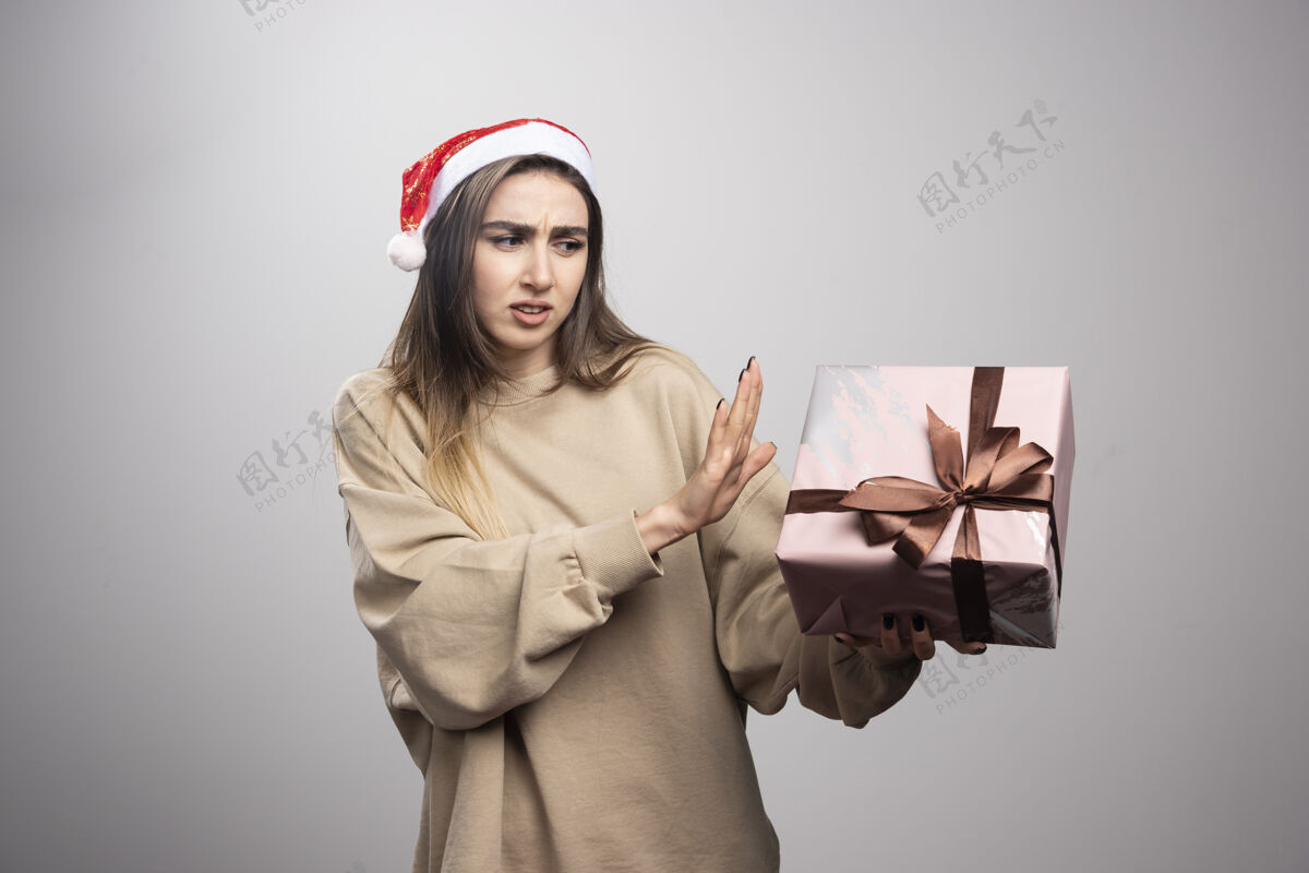 红色年轻女子对圣诞礼物不满意人礼物圣诞节