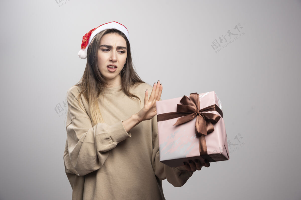 女性年轻女子对圣诞礼物不满意盒子红色礼物