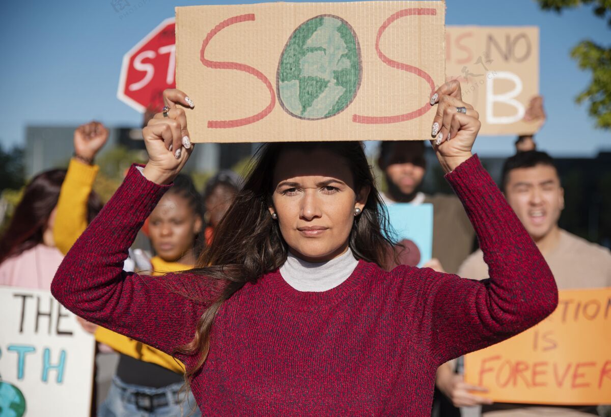 全球变暖户外张贴标语抗议的人们社区生态示范