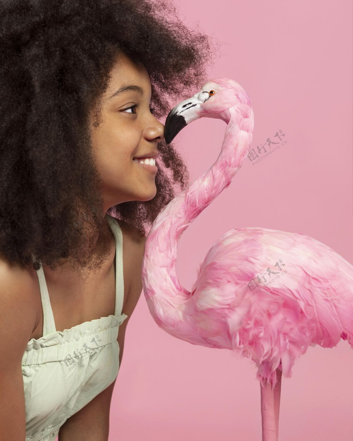 孩子年轻可爱的女孩与玩具火烈鸟合影的肖像可爱年轻玩具