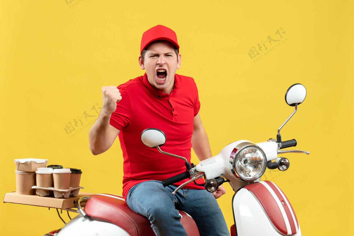 车辆顶视图雄心勃勃的骄傲情绪化的年轻人穿着红色衬衫和帽子在黄色背景下传递命令黄色背景成人