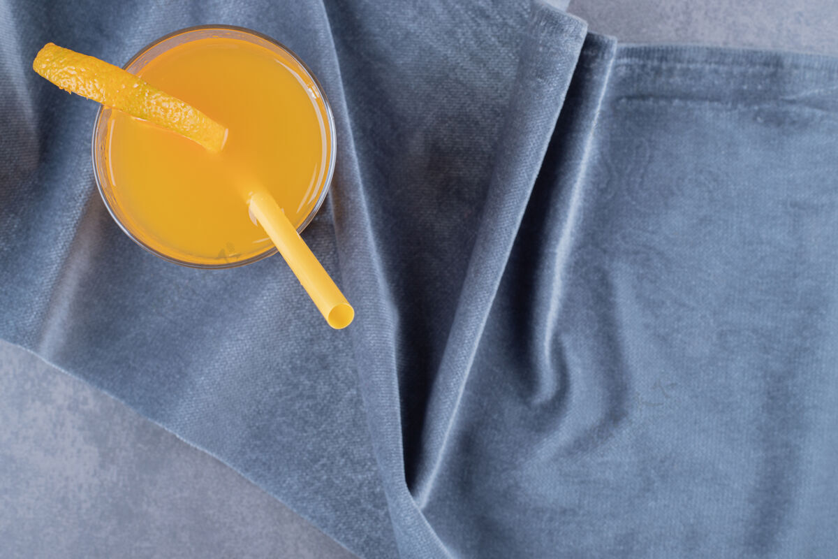 果汁灰色背景上的新鲜橙汁俯视图日圆形餐桌