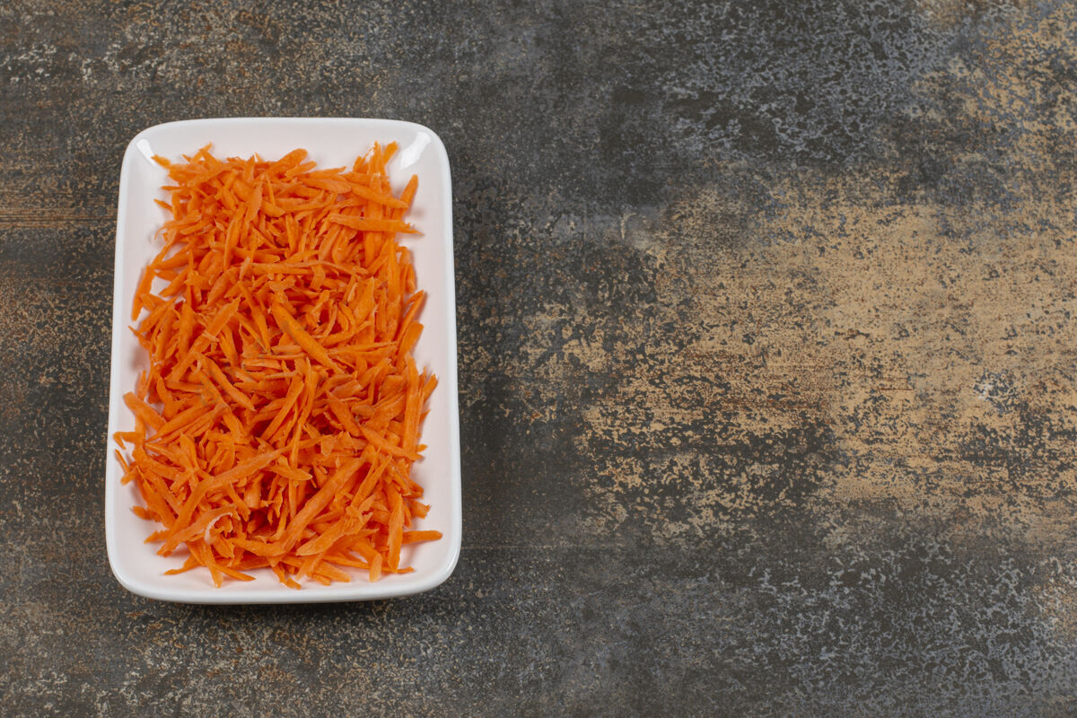 美味白盘子里放着美味的胡萝卜食物准备剁碎
