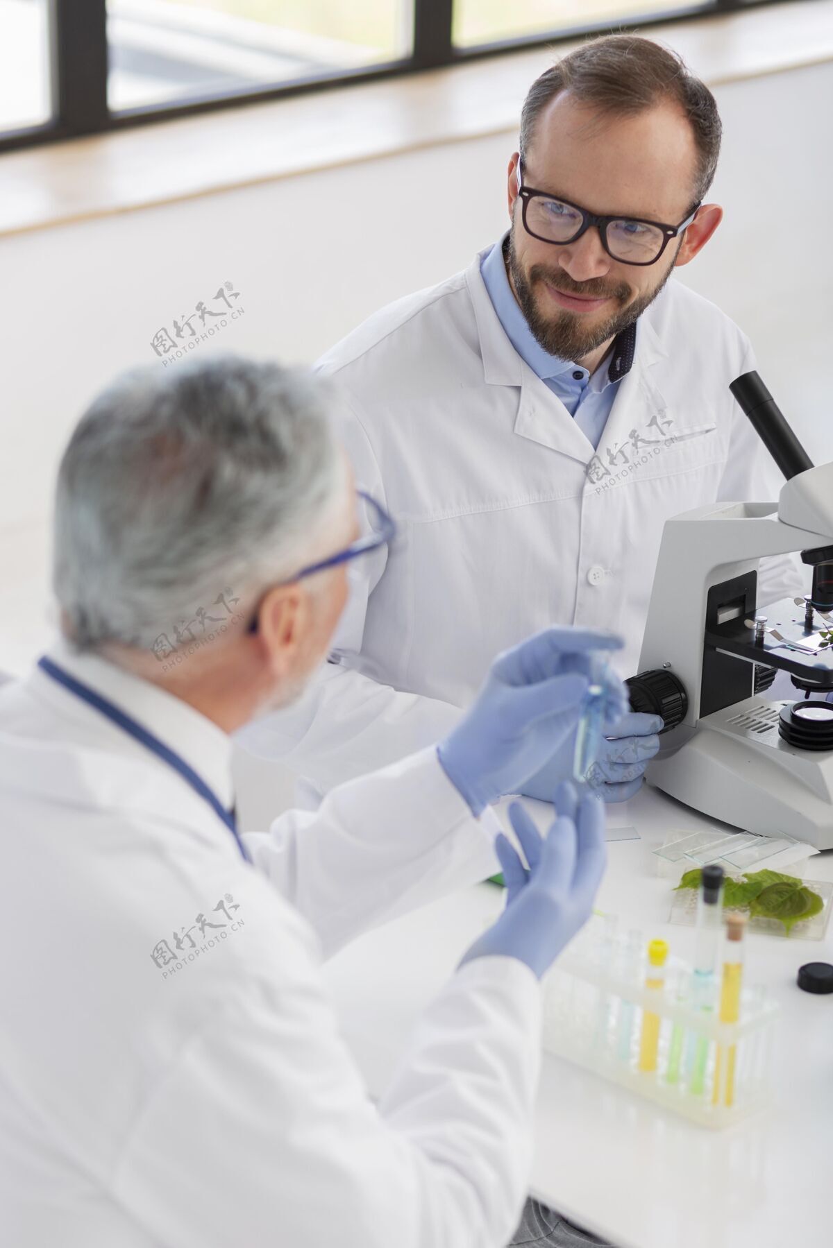 科学科学家在用显微镜工作生活方式实验室科学