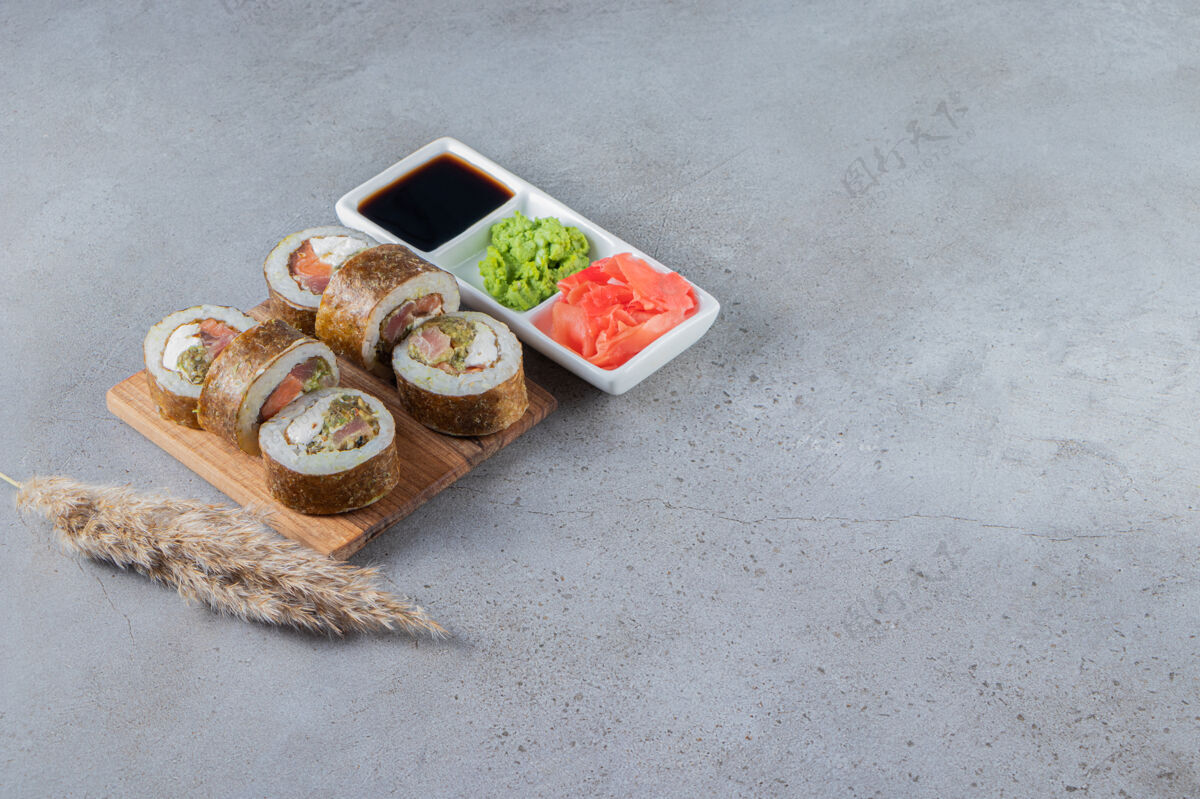 饭美味的新鲜寿司卷加酱油在木板上好吃的寿司好吃的