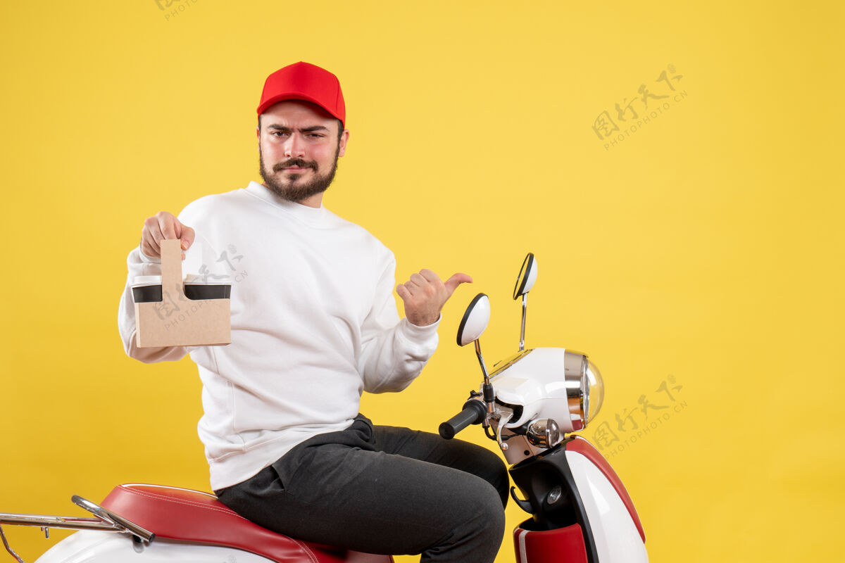 服务黄色墙壁上的男快递员拿着送咖啡的正面图摩托车人咖啡