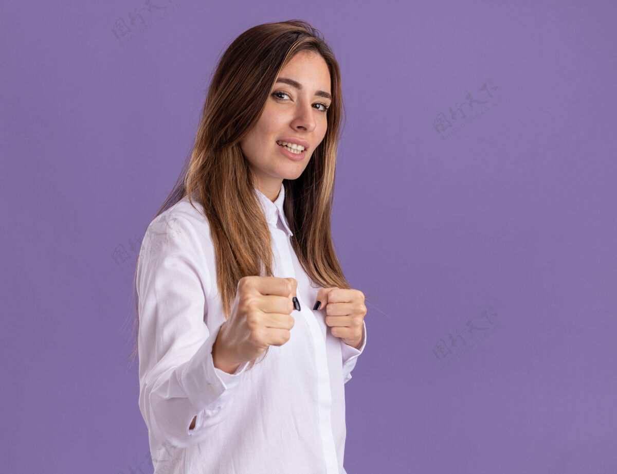漂亮自信的年轻漂亮的白人女孩保持拳头准备打紫色准备好了年轻拳头
