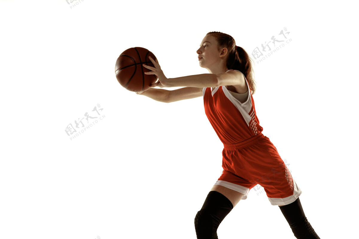 运动员年轻的白人女子篮球运动员在行动 运动在运行孤立的白色背景红发运动女孩运动的概念 运动 活力和动态 健康的生活方式训练健康运动帅哥