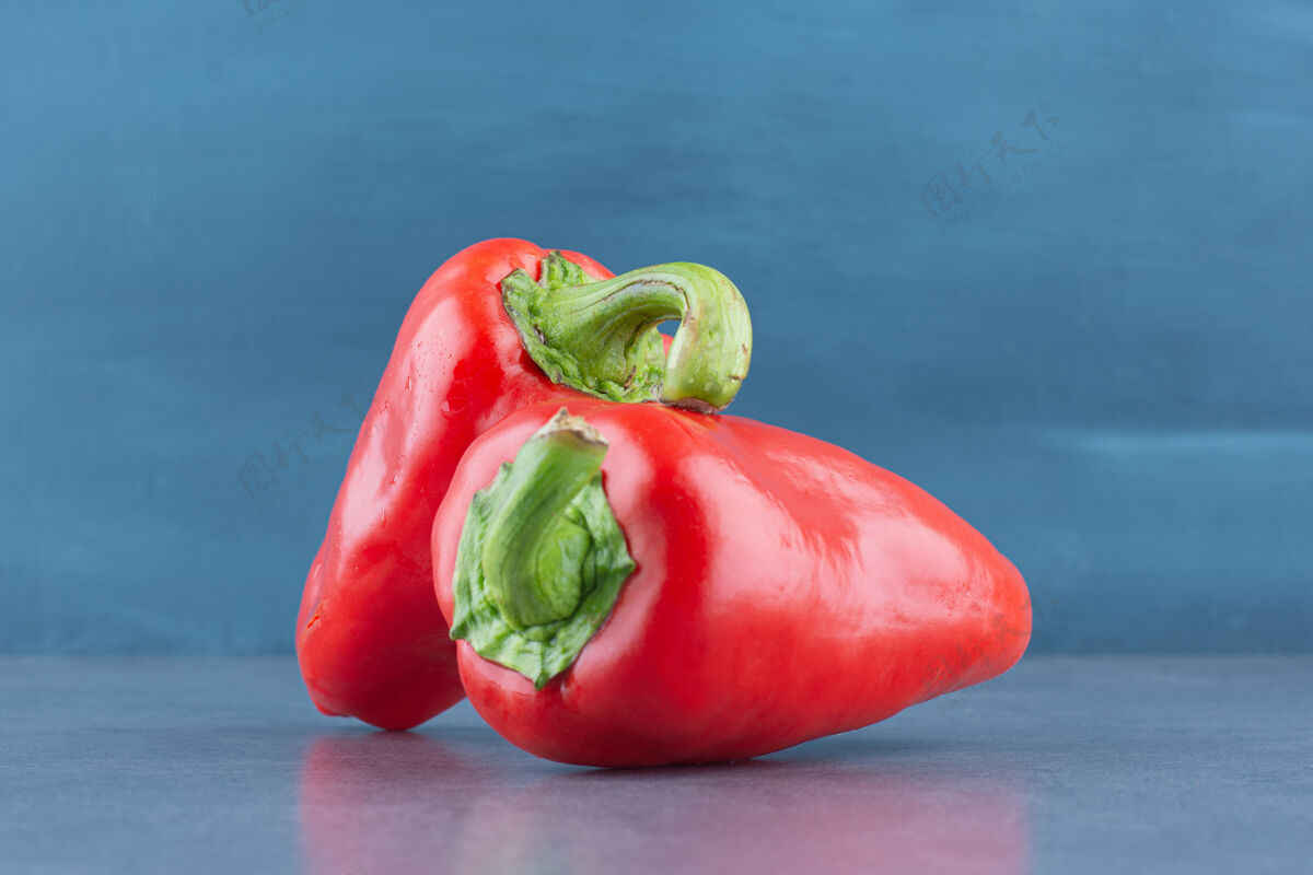 食品大理石上的红辣椒辣椒有光泽蔬菜