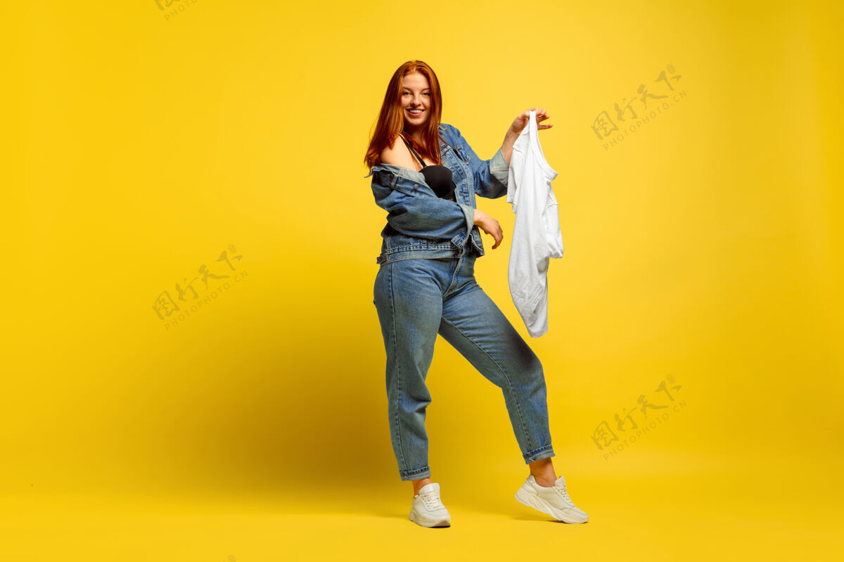 衣服更容易成为追随者如果只有一件衬衫 洗衣更快黄色背景上的白种女人肖像漂亮的红发模特人类情感的概念 面部表情 销售 广告影响者虚拟博客工作