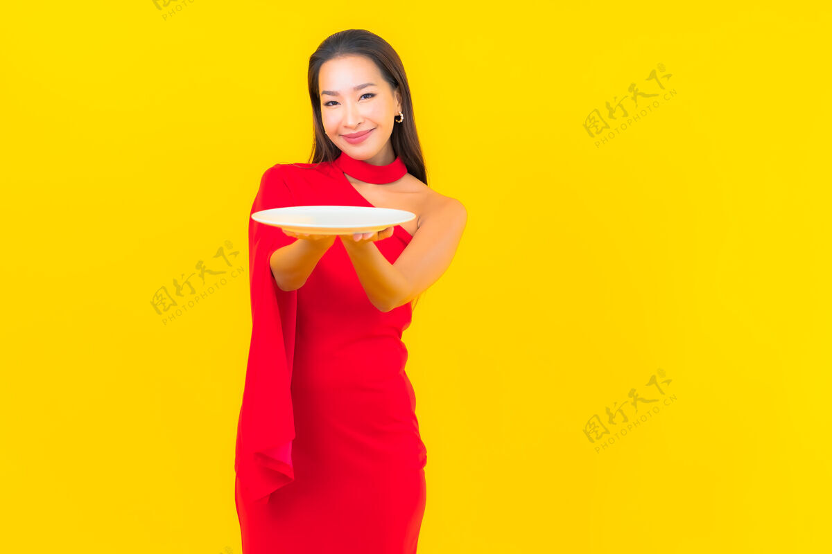 厨房用空盘子描绘美丽的亚洲年轻女子饮食成人盘子
