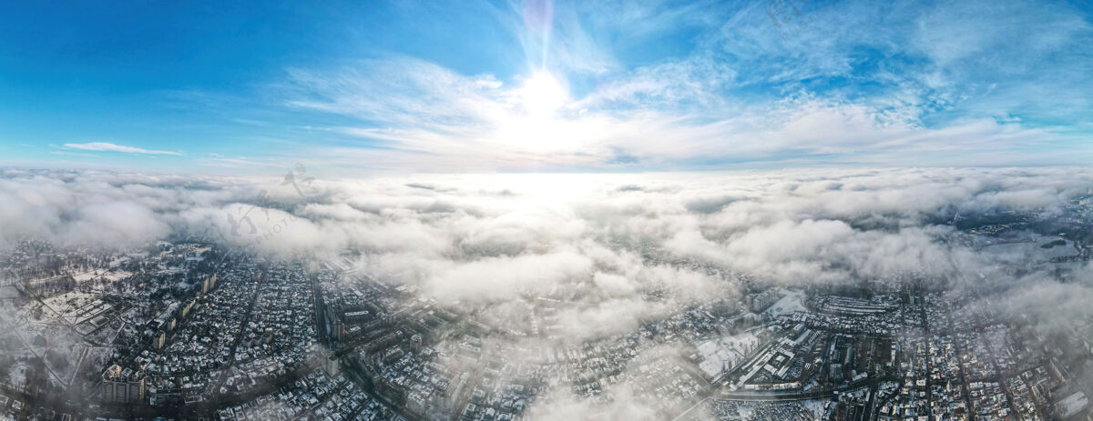 基希讷乌无人机俯瞰基希讷乌多个建筑物 道路 积雪和光秃秃的树木地方大门首都