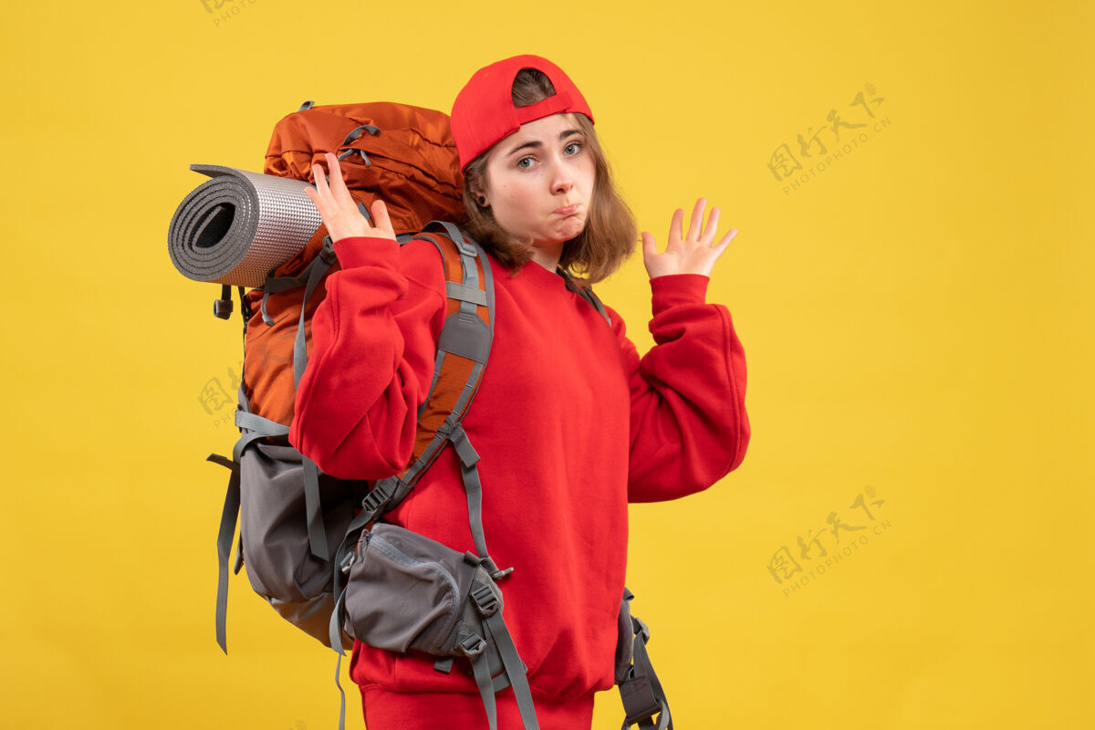 男性正面图酷酷的女旅行者带着背包想知道快乐人成人