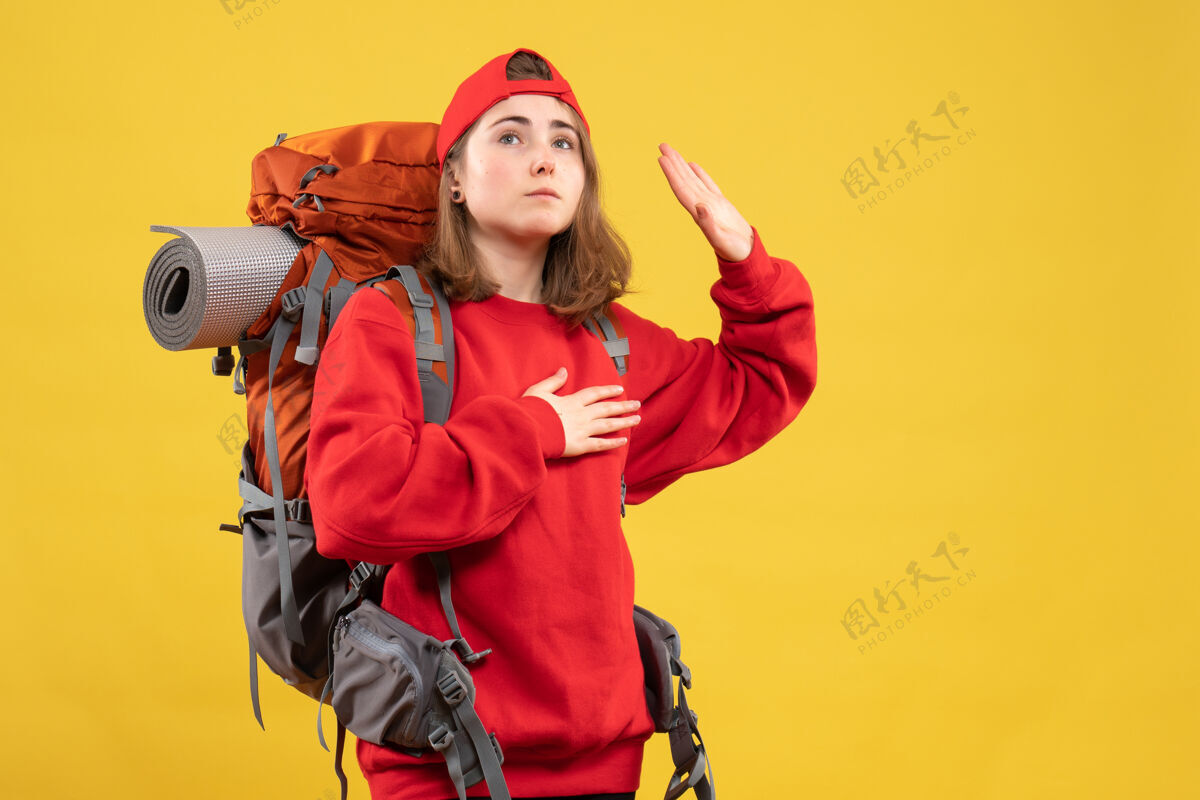 肖像正面图酷酷的女旅行者 手放在胸前的背包很有希望青年人手