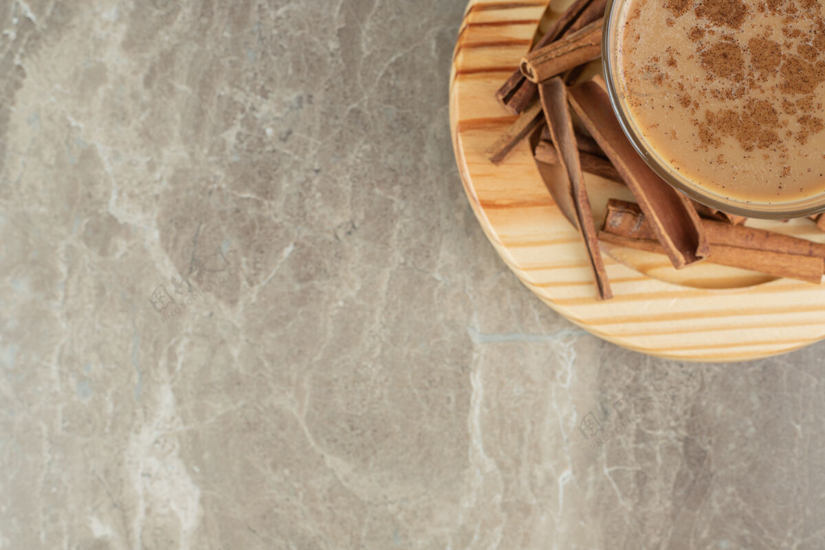 香味一杯咖啡加肉桂放在木板上美味咖啡因美味