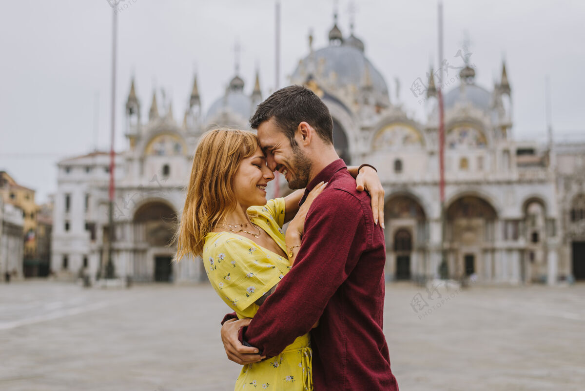 男友年轻夫妇在威尼斯游玩-游客在意大利旅游和观光威尼斯最相关的地标-关于生活方式 旅游 旅游的概念一起目的地女孩