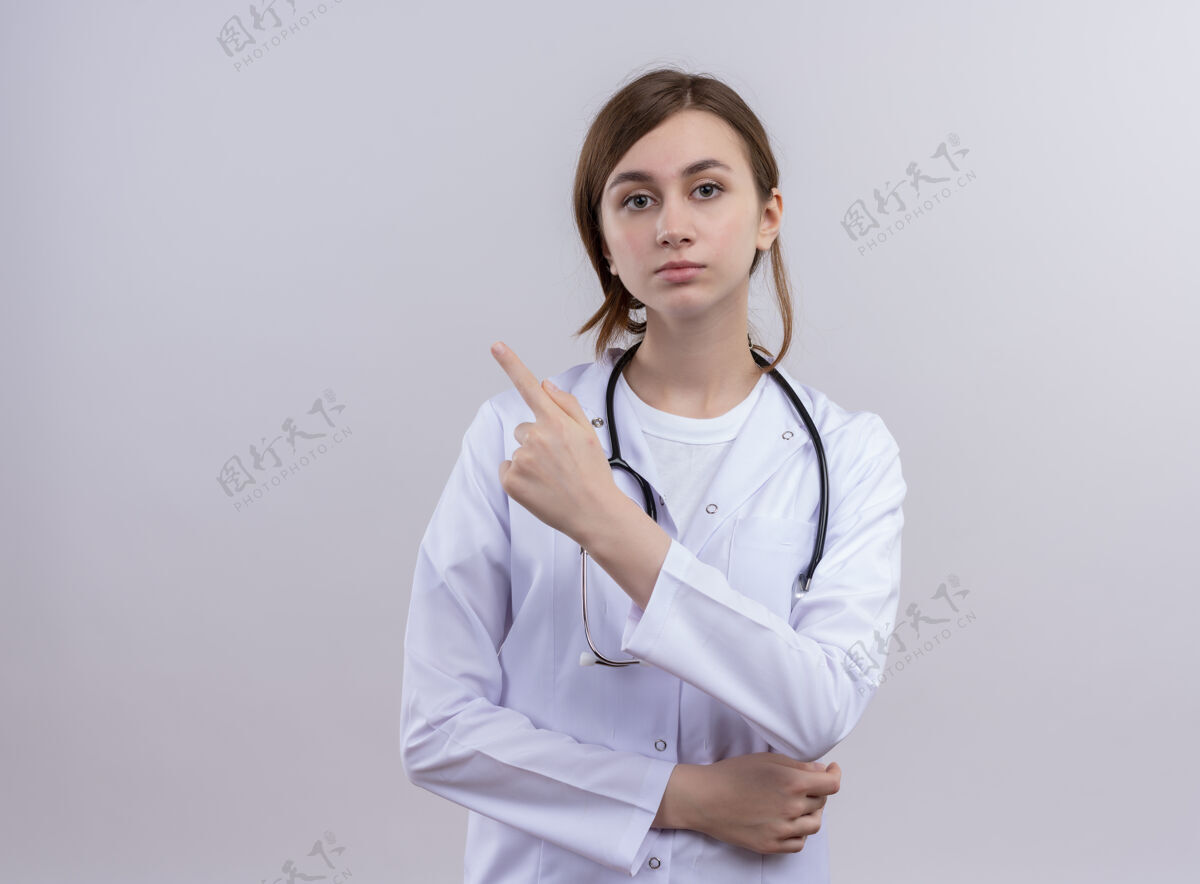 穿严肃的年轻女医生穿着医用长袍 听诊器指向左侧 留有复印空间年轻听诊器医疗