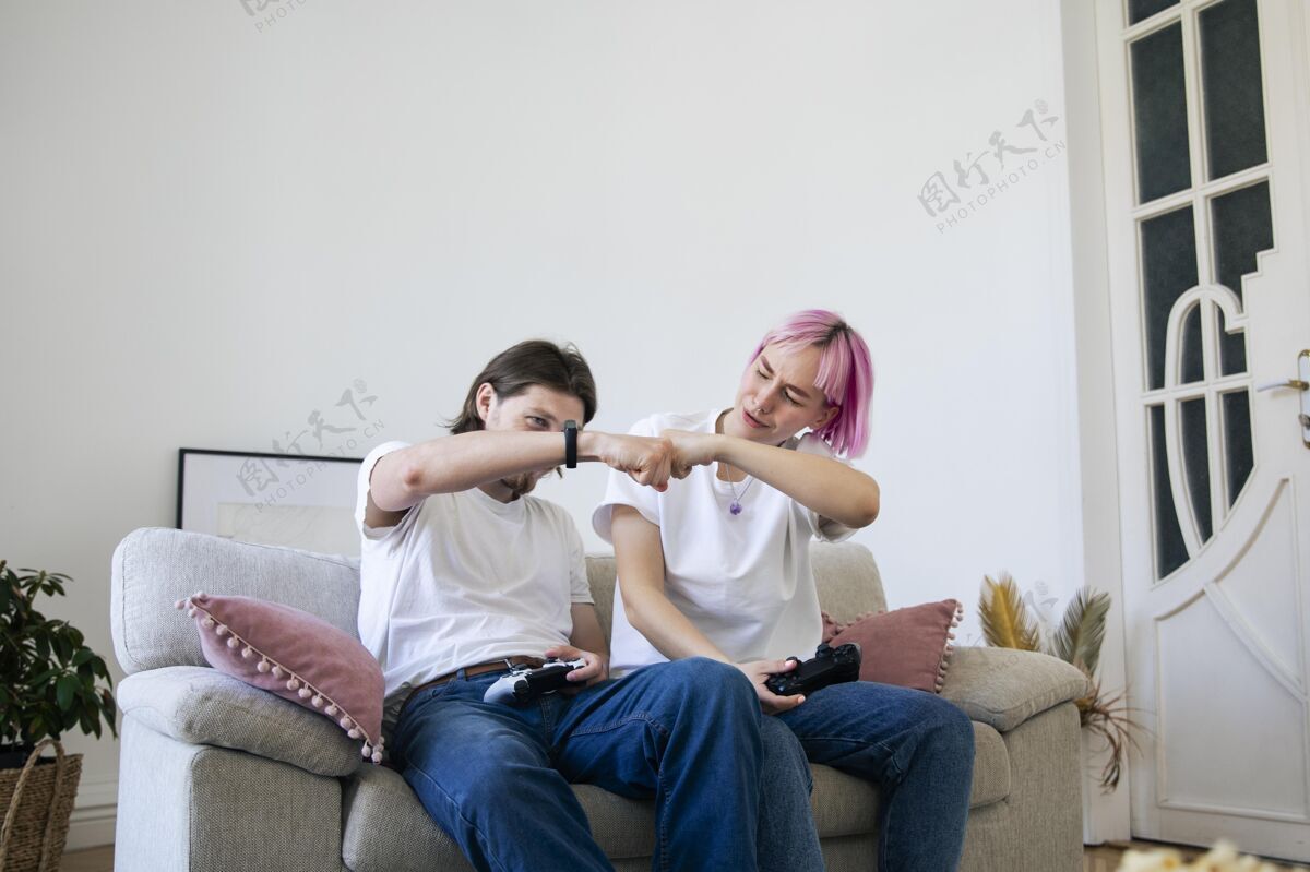 虚拟可爱的情侣在室内玩电子游戏情侣科技数字