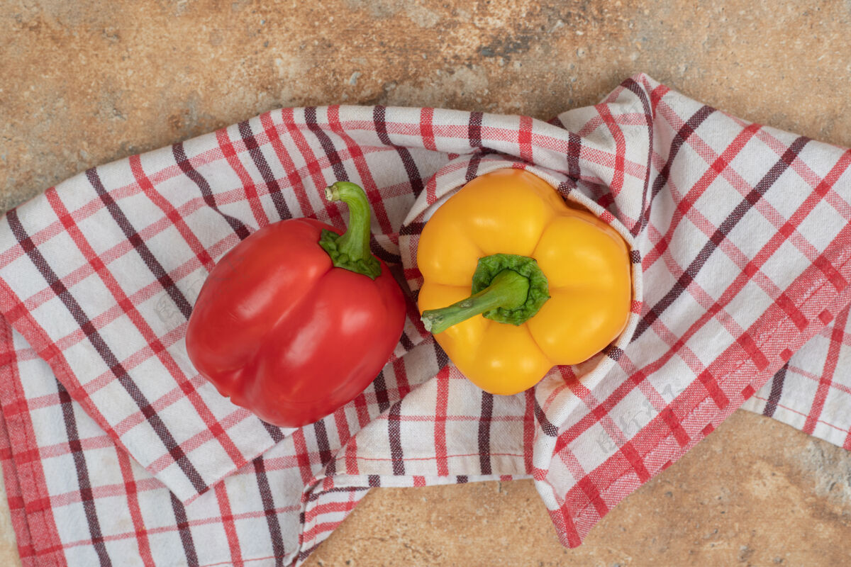 健康两个五颜六色的辣椒躺在桌布上美味蔬菜素食