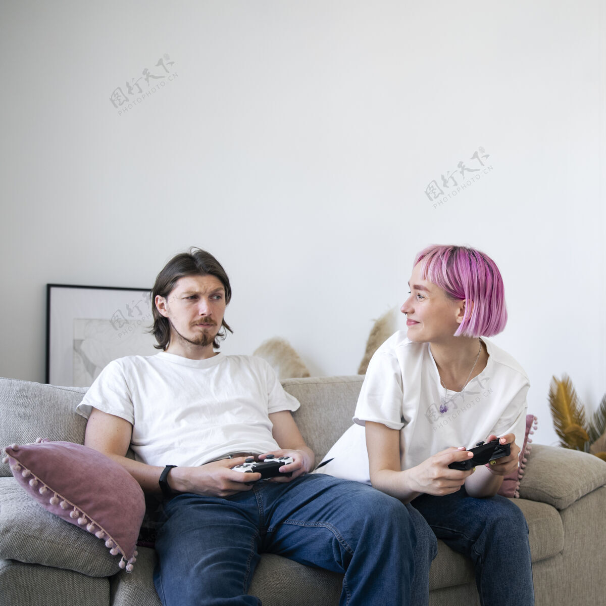 数字可爱的情侣在家玩电子游戏娱乐游戏女人