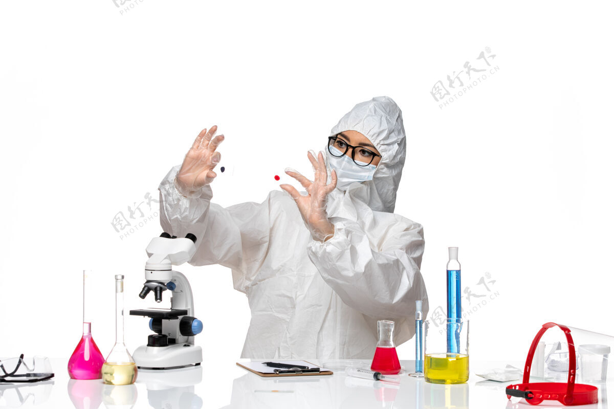 样品前视图穿着特殊防护服的女化学家拿着白色地板上的样本病毒化学冠状病毒-大流行健康男人化学工作