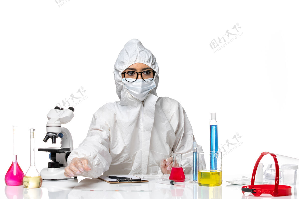 男人前视图穿着特殊防护服的女化学家坐在白色背景上化学冠状病毒大流行医生防护坐着