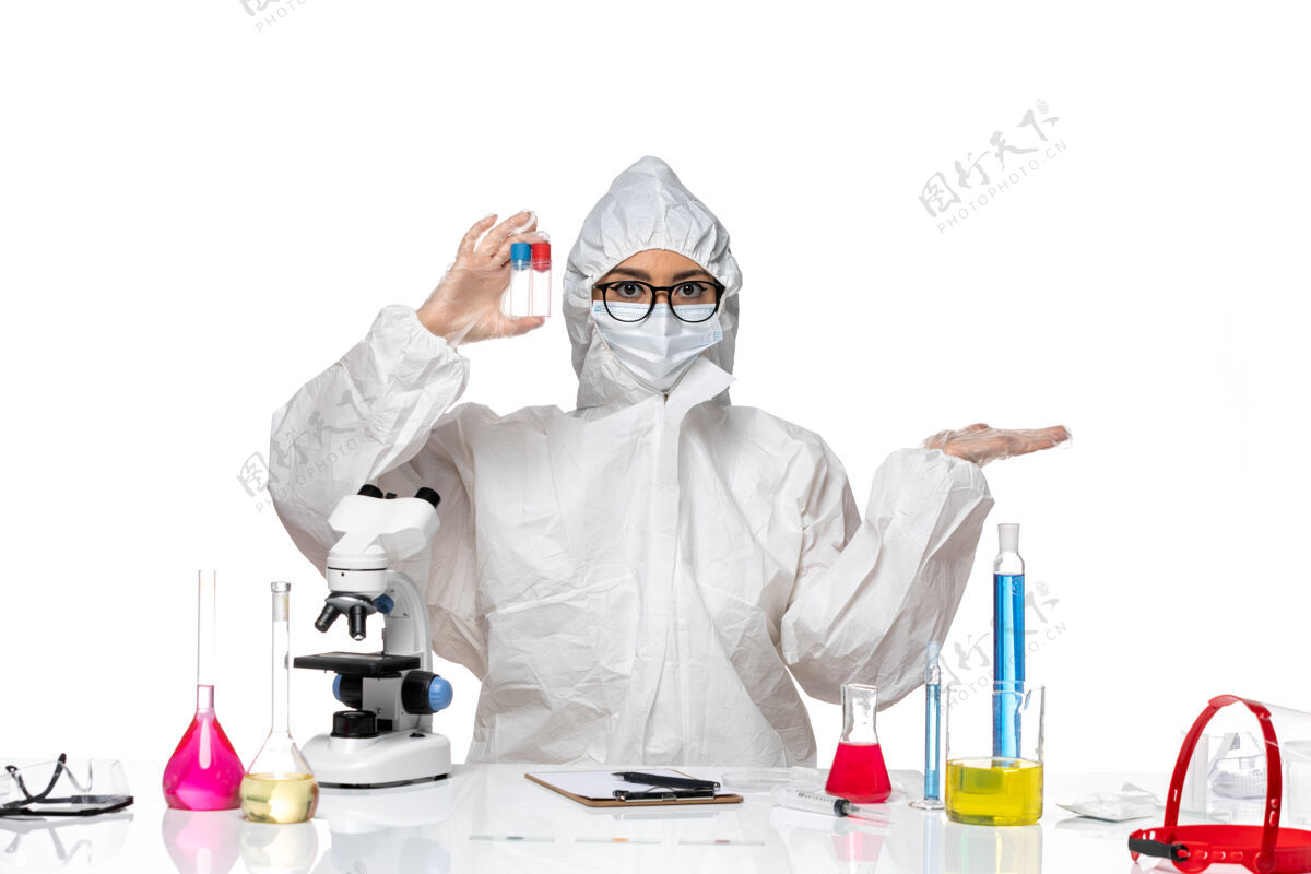 病毒正面图身着特殊防护服的女化学家拿着空烧瓶 背景为浅白色病毒健康化学冠状病毒医疗套装空