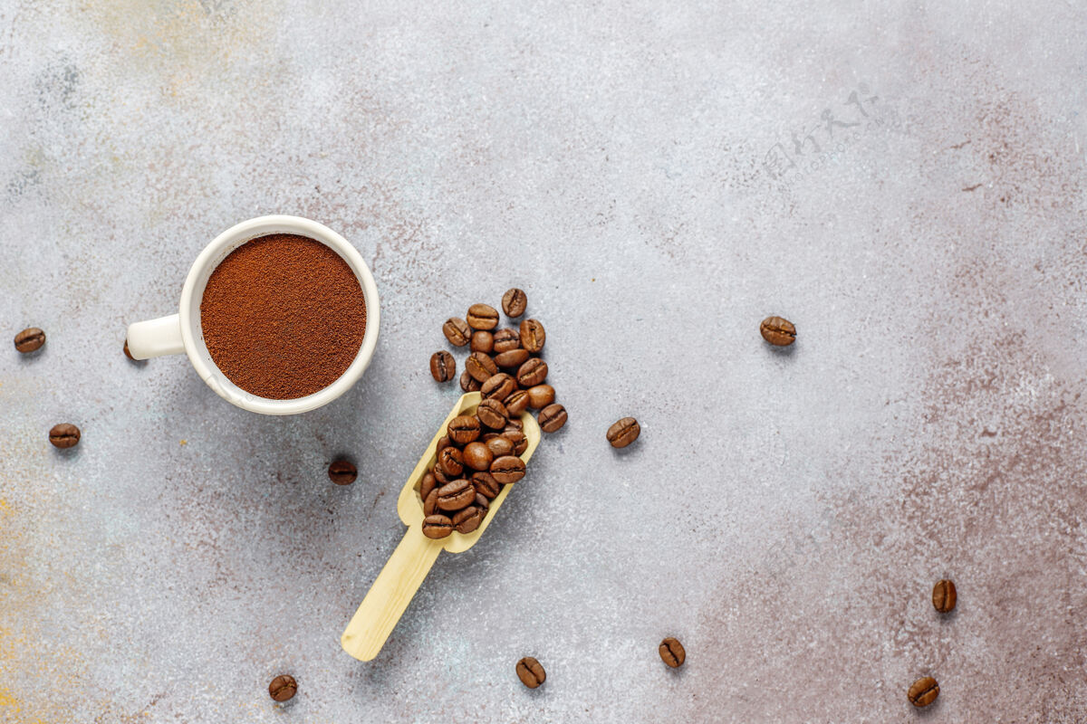 阿拉比卡咖啡豆和磨粉咖啡因新鲜食物