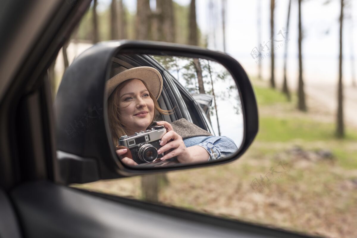 旅游特写一个拿着相机的女人探索自然放松