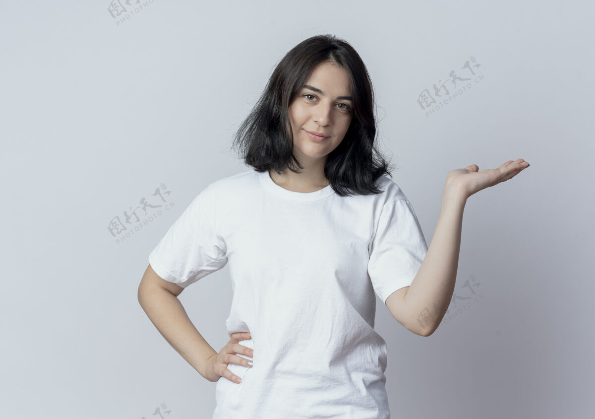 自信自信的年轻漂亮的白人女孩把手放在腰上 在白色背景上孤立地展示空手腰围女孩漂亮