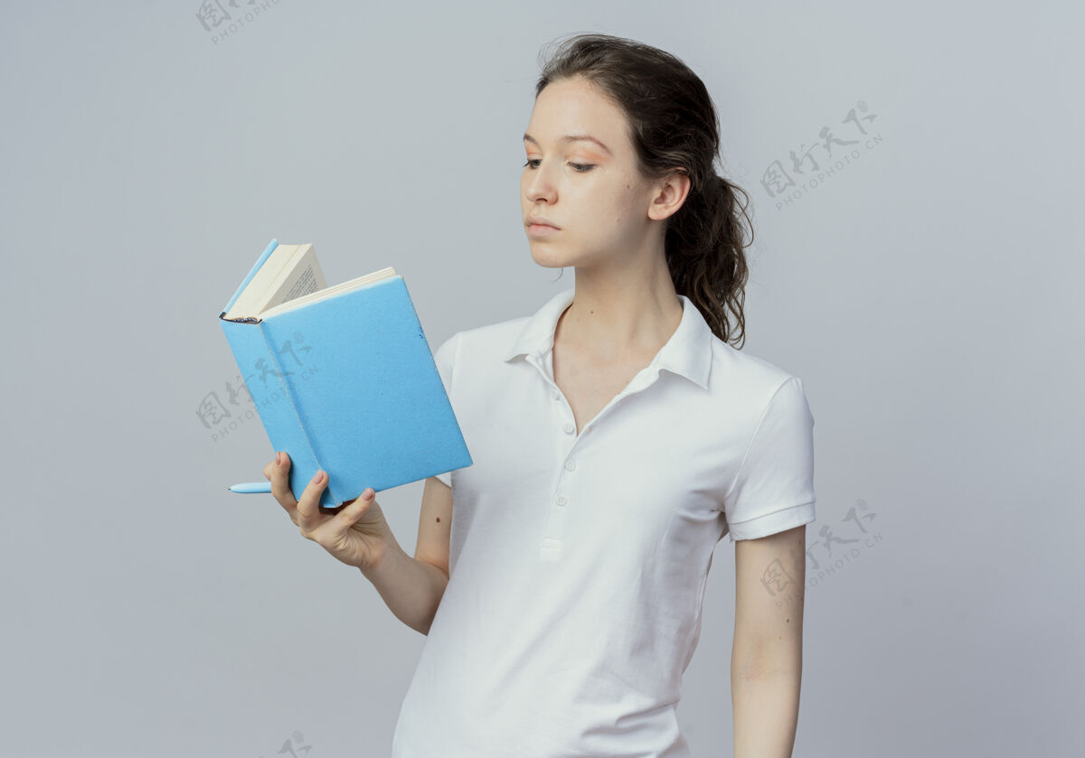年轻年轻漂亮的女学生手里拿着笔 在白色背景上看书 还有复印空间漂亮女手