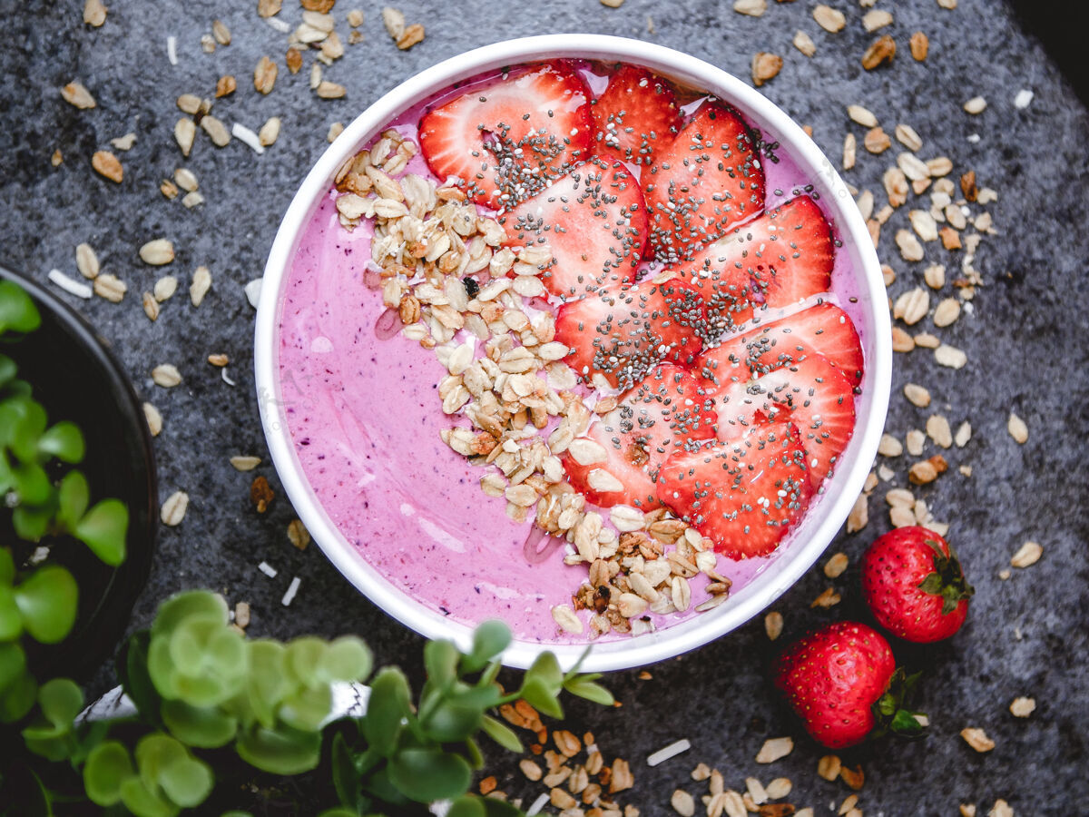 美味健康早餐碗的顶视图 有粉色酸奶 燕麦和草莓酸奶营养新鲜