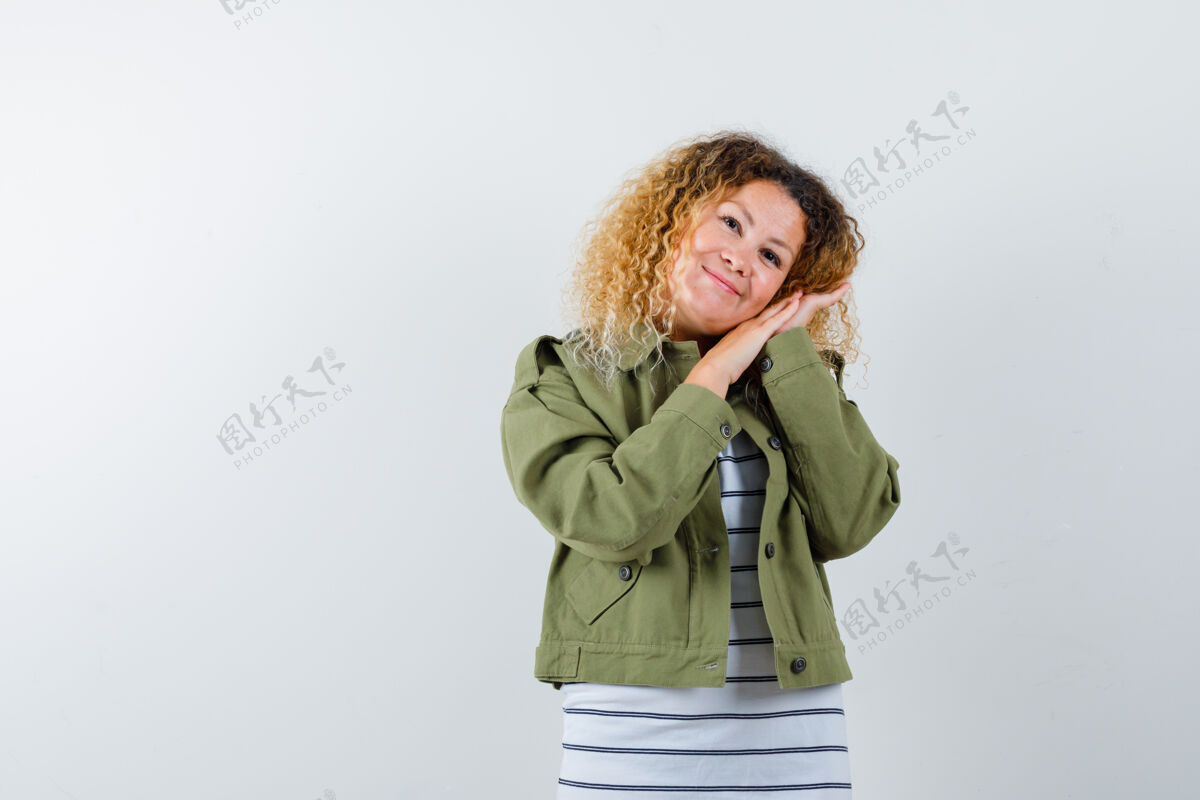 瘦穿着绿色夹克 衬衫 面颊靠在手上 看上去很乐观的女人 前视图庆祝模型针织