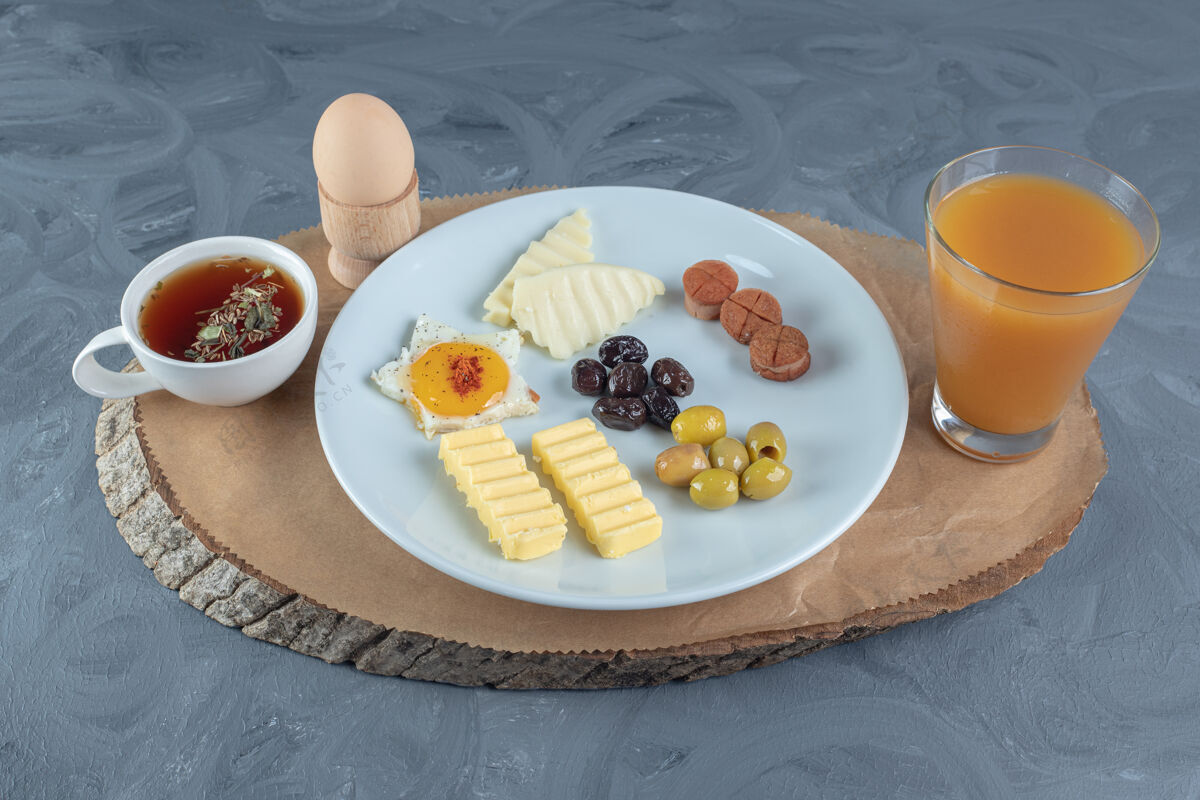 果汁清淡营养的早餐 放在大理石桌上美味切片橄榄