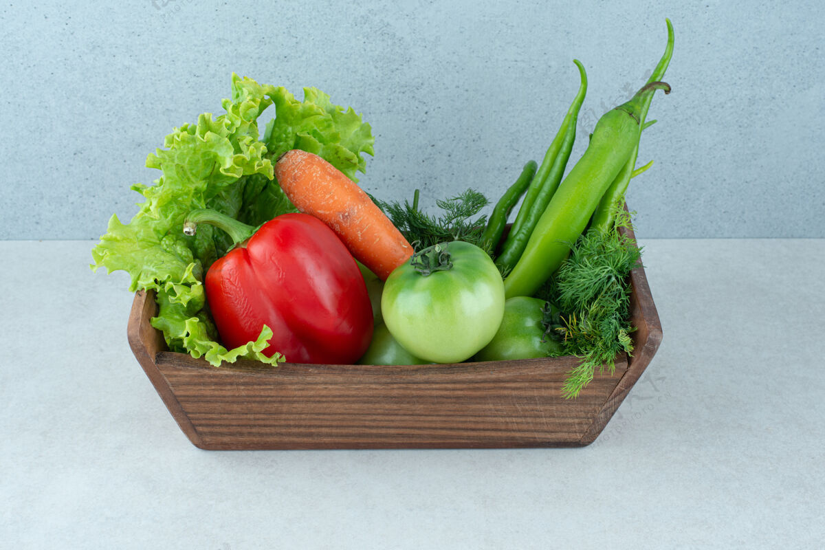 有机木箱里的新鲜蔬菜生菜绿色胡萝卜
