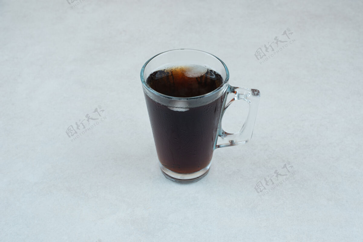茶在白色的桌子上放一杯美味的茶马克杯热的美味的