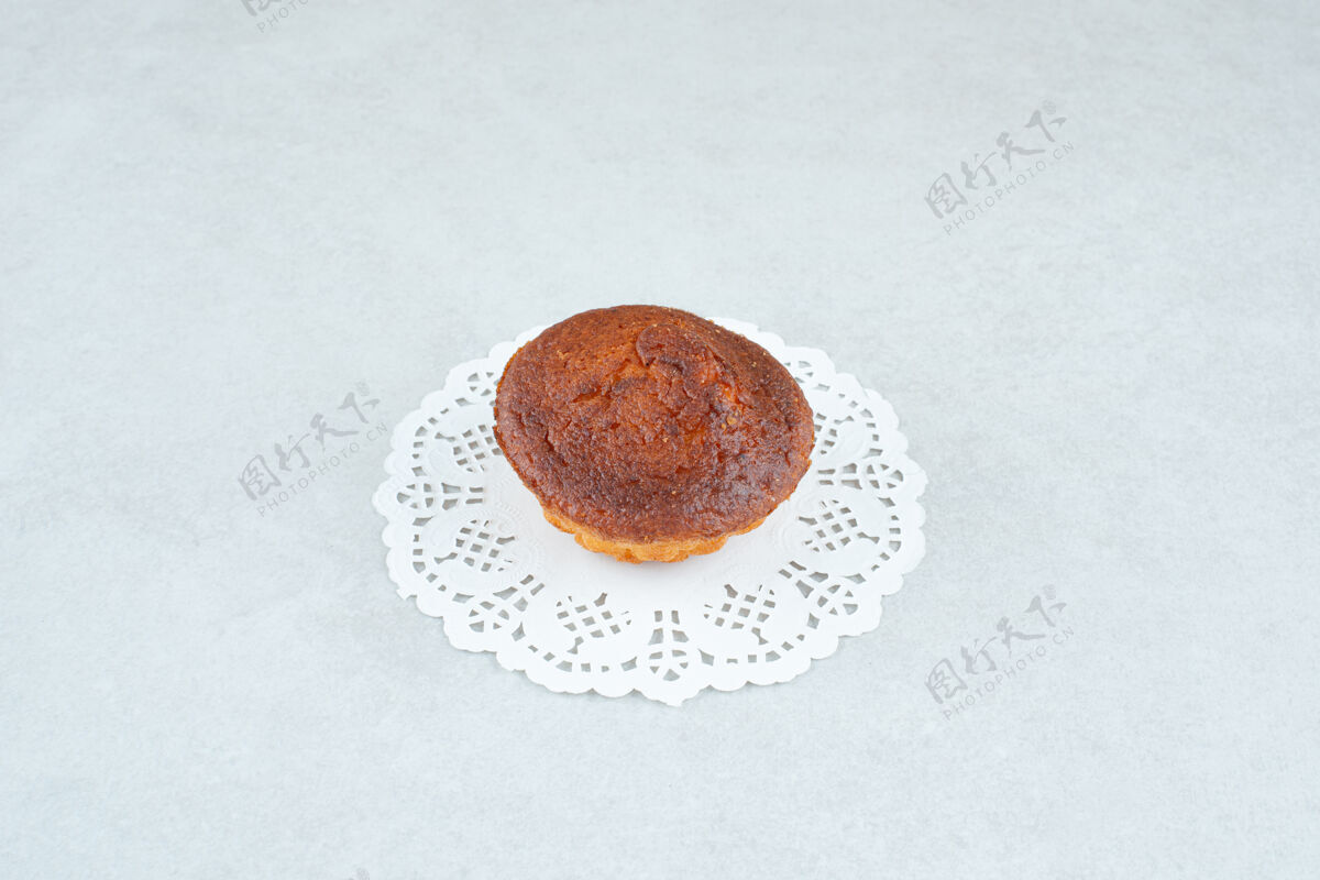 饼干在白色的桌子上放一整块美味的甜纸杯蛋糕食品美味整个