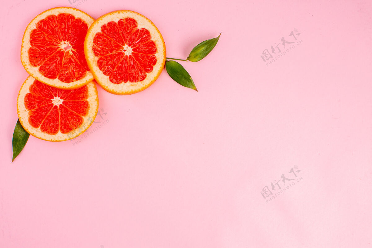 新鲜粉红色表面上美味葡萄柚的俯视图水果饮食健康