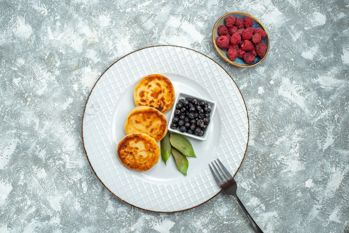 美食顶视图甜松饼与浆果内板上的光表面味道水果食物