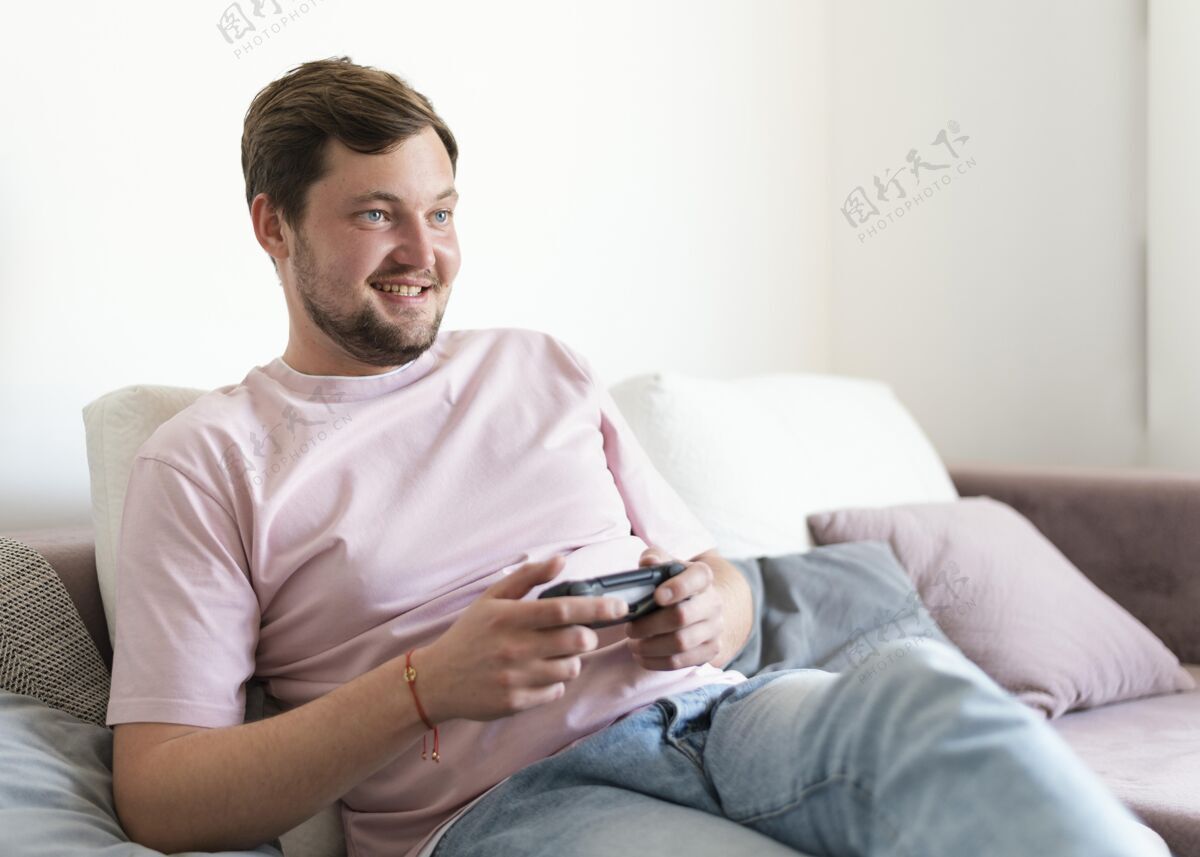 乐趣在沙发上玩电子游戏的人设备视频游戏爱好
