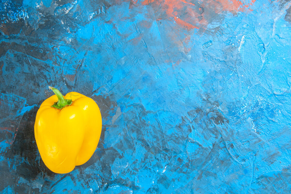 食品蓝色表面上黄色甜椒的顶视图成熟水晶蔬菜