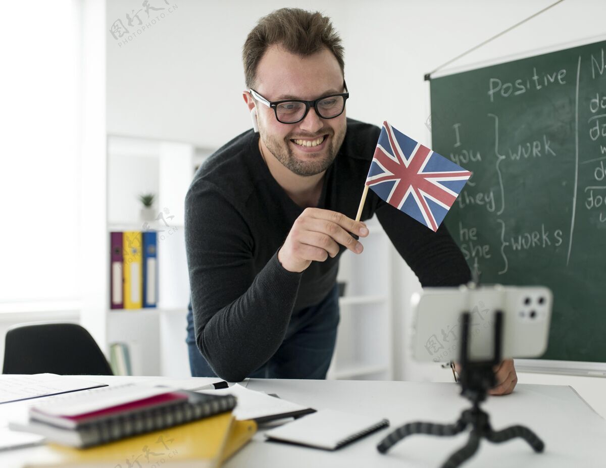 技术男老师在网上给学生上英语课教学教师在线学习