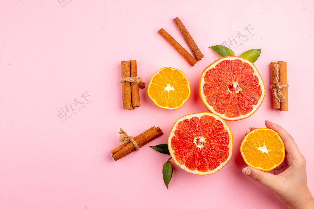 肉桂美味的葡萄柚水果切片与肉桂粉红表面俯视图健康切片水果