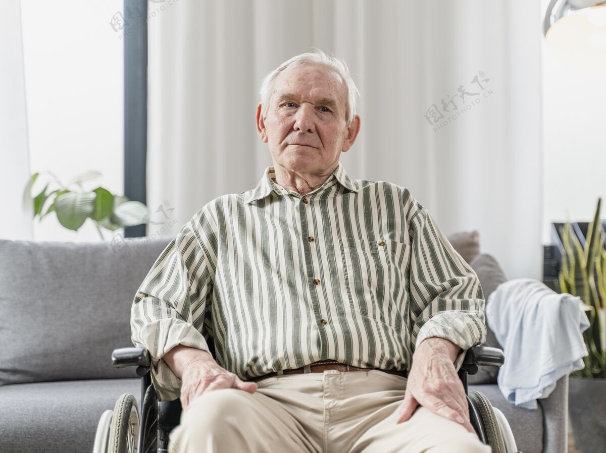 保健坐在轮椅上的老人健康内部室内