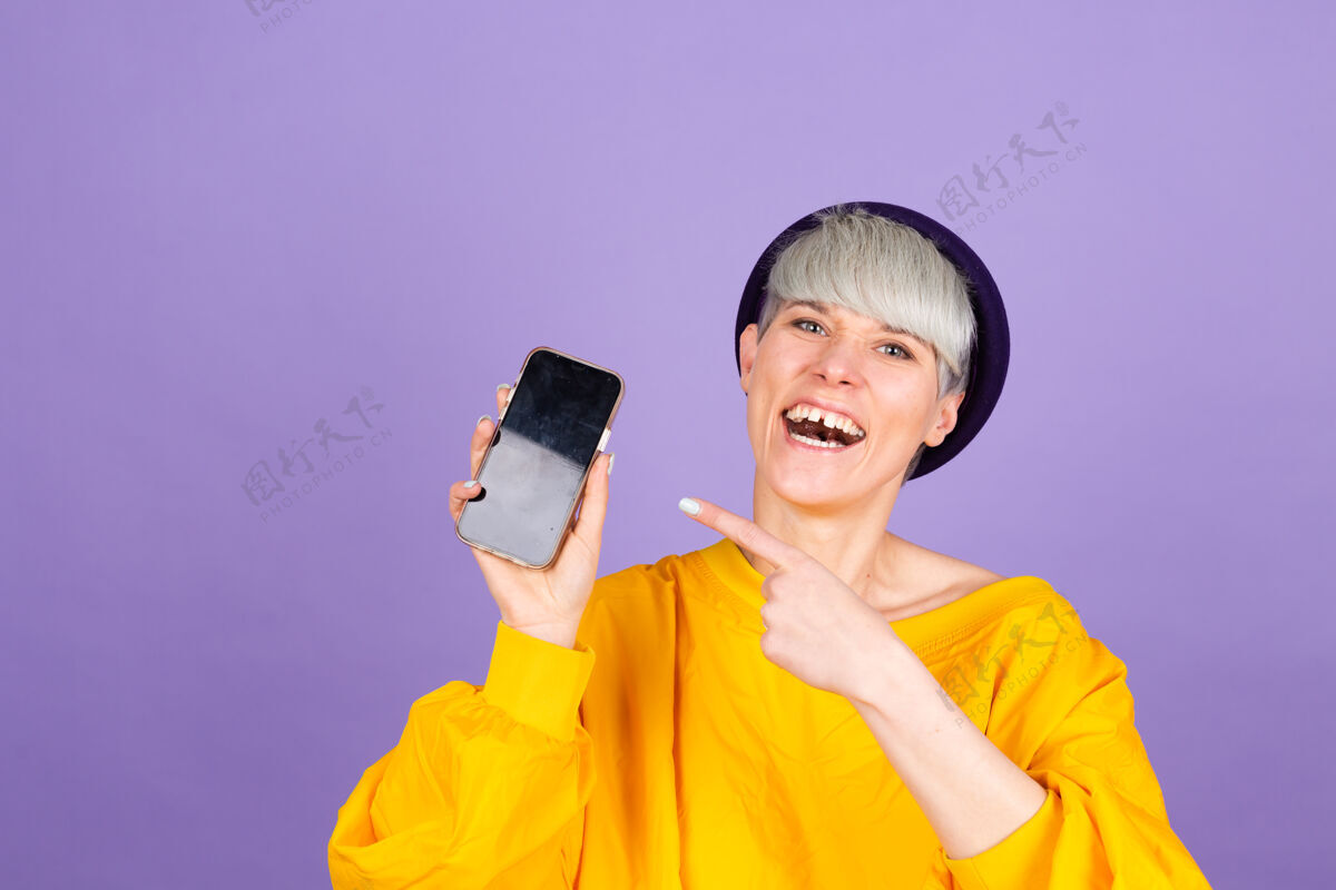 快乐快乐快乐的女人用食指指着空白屏幕 展示现代设备女人在线技术