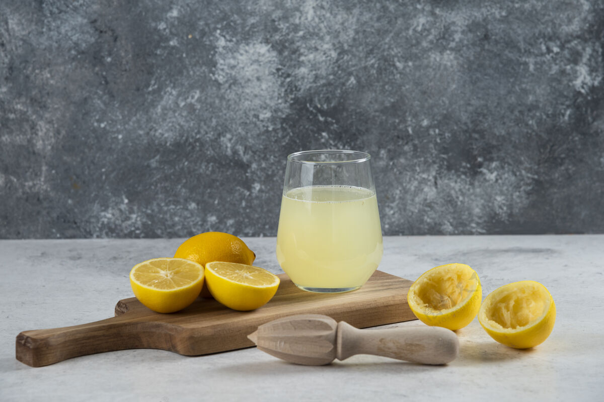 杯子在木板上放一杯新鲜的柠檬汁有机新鲜水果