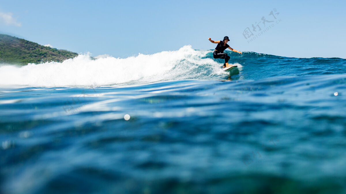 夏威夷在蓝色波浪上冲浪骑行液体活动