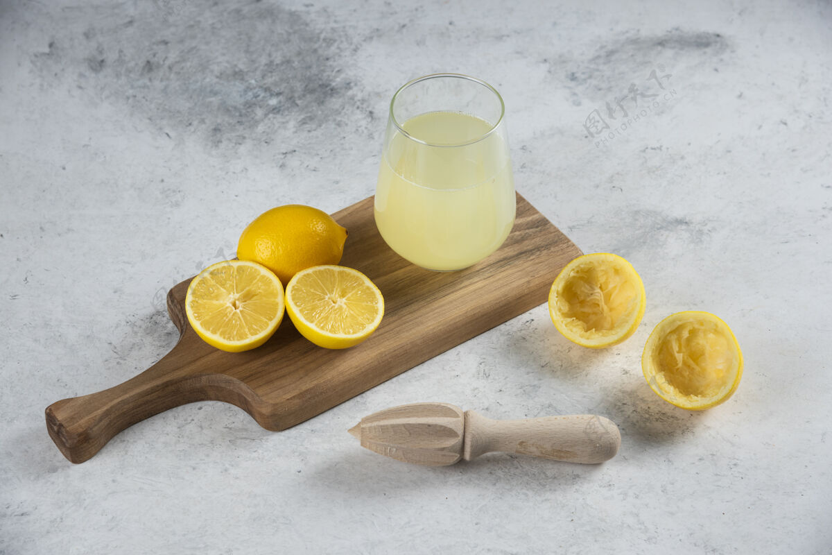 有机在木板上放一杯新鲜的柠檬汁酸柑橘鸡尾酒