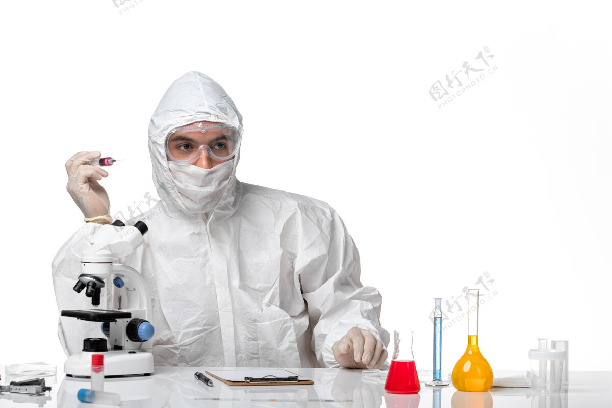 化学正面图：男医生穿着防护服 戴着面罩 因为科维德在空白处打针实验室外套注射医生