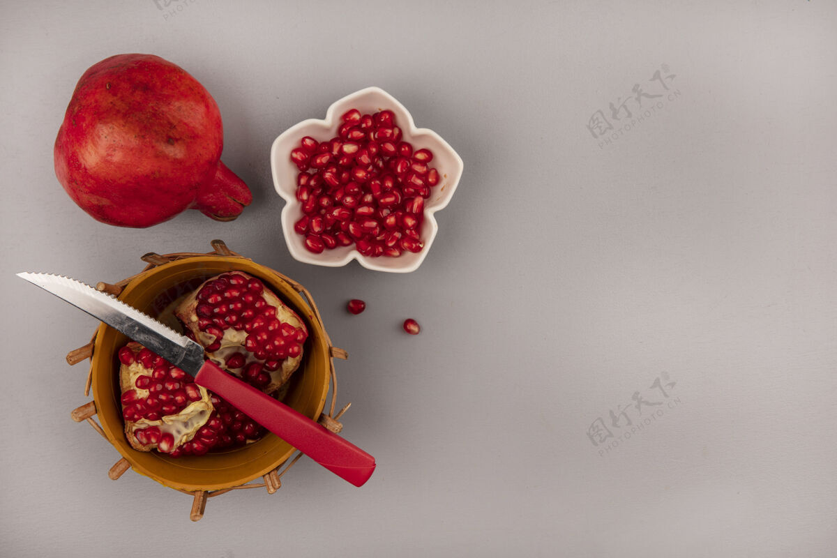 刀顶视图新鲜石榴桶与刀与石榴种子在一个碗与复制空间种子新鲜水果